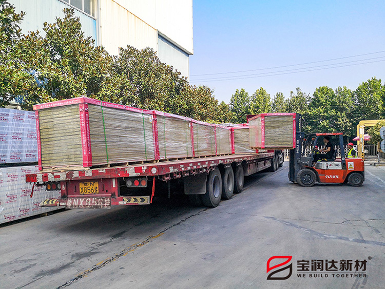 寶潤達巖棉外墻一體板裝車發(fā)往連云港